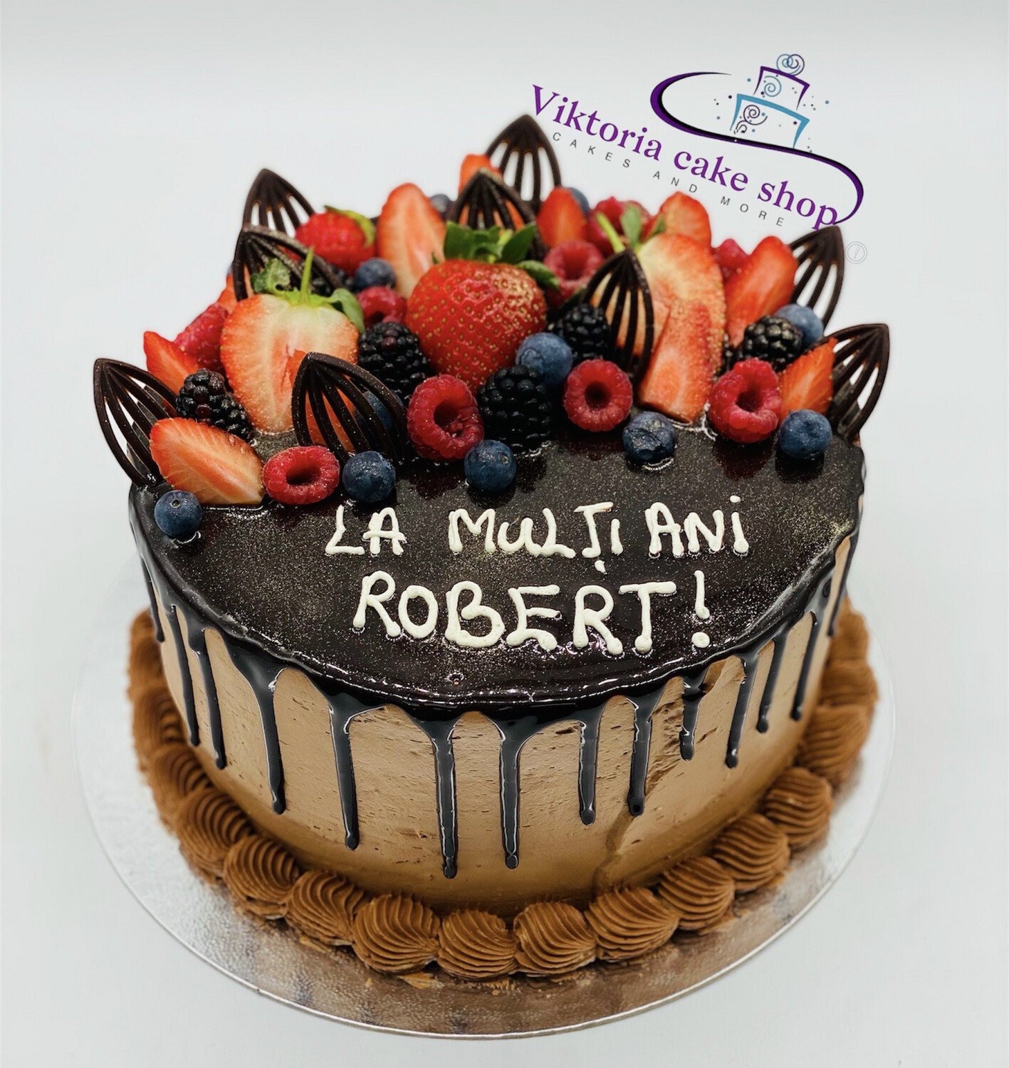 Fresh Cream Cake with Melted Chocolate Full Fruits