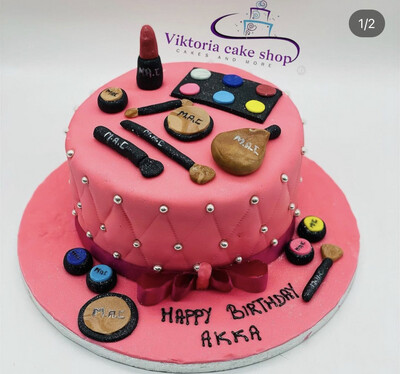 Make Up design pink Royal Icing Cake