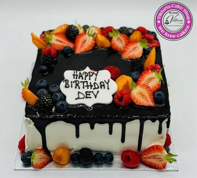 Chocolate Melt White Base cake Fruit Top