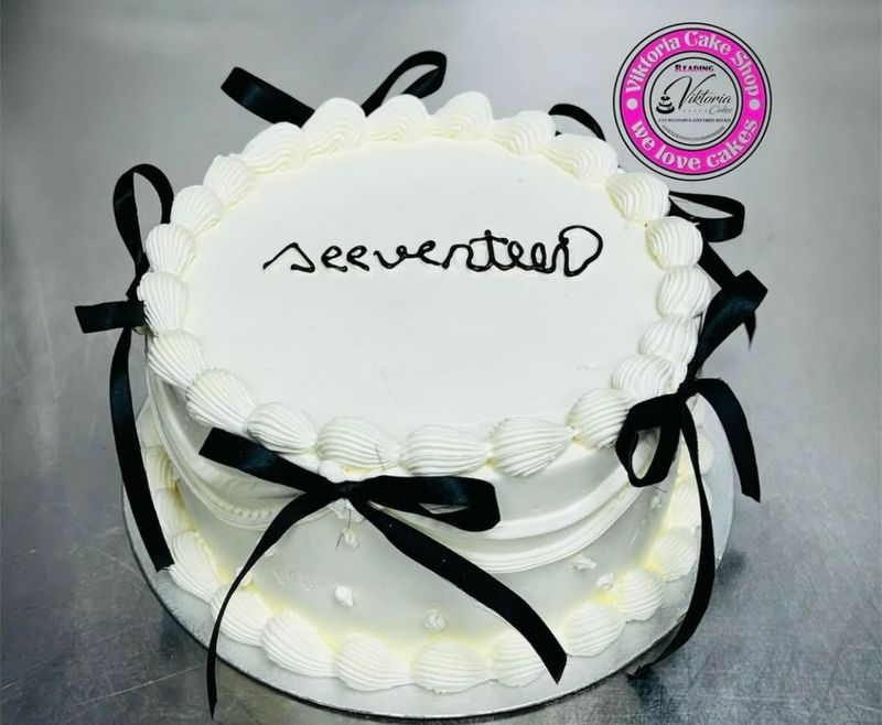 Elegant Bow Fresh Cream Cake