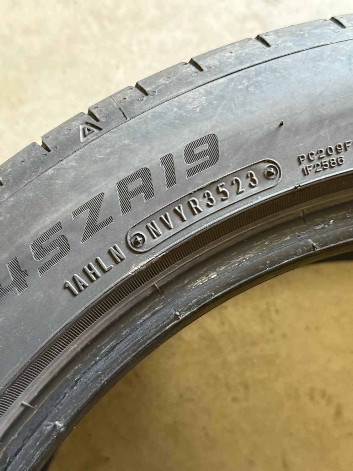 245/45/19 (2x) FALKEN 6,8mm DOT3523