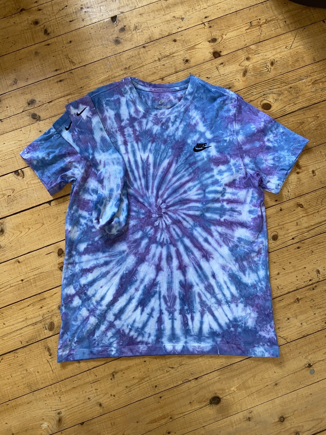 Matching tie dye nike t shirt and socks set