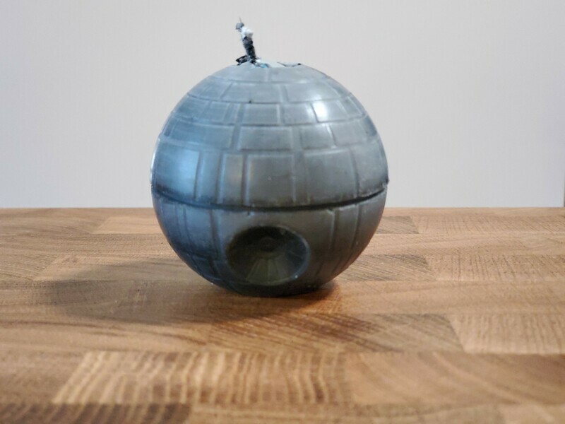 That&#39;s no moon! Its a candle!