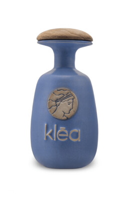 Elaiolado Halkidikis se Pilino
Extra Virgin Olive Oil from Galani Metagitsiou in Handmade Ceramic Bottle (500ml) - "klēa"