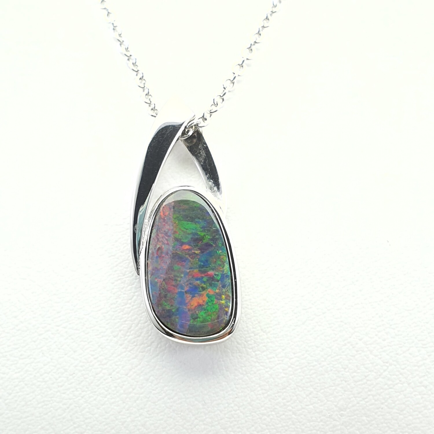 Opal, Pendant