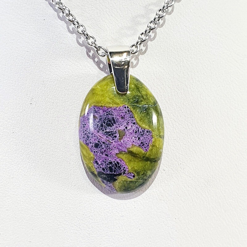 Stichtite in Serpentine pendant
