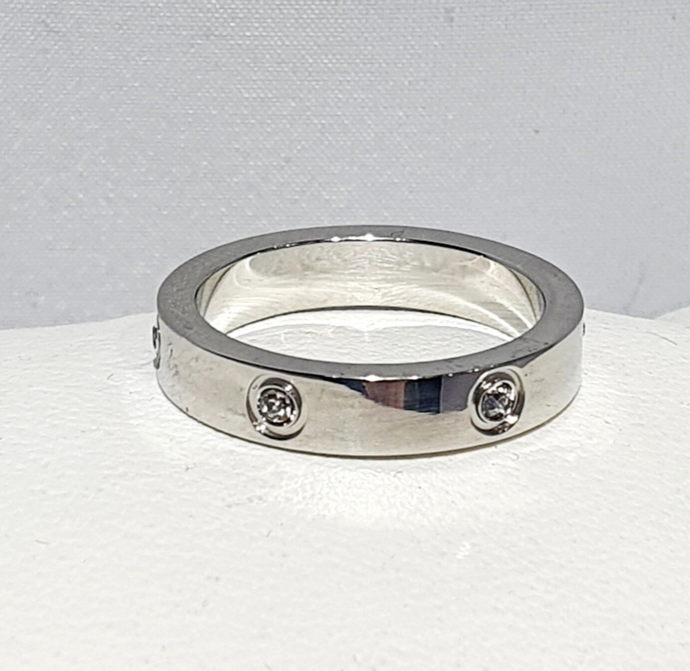 Stainless steel ring with Zircons