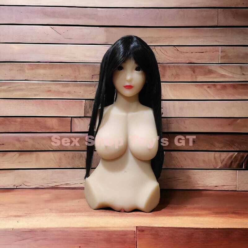 Torso súper realista con rostro
