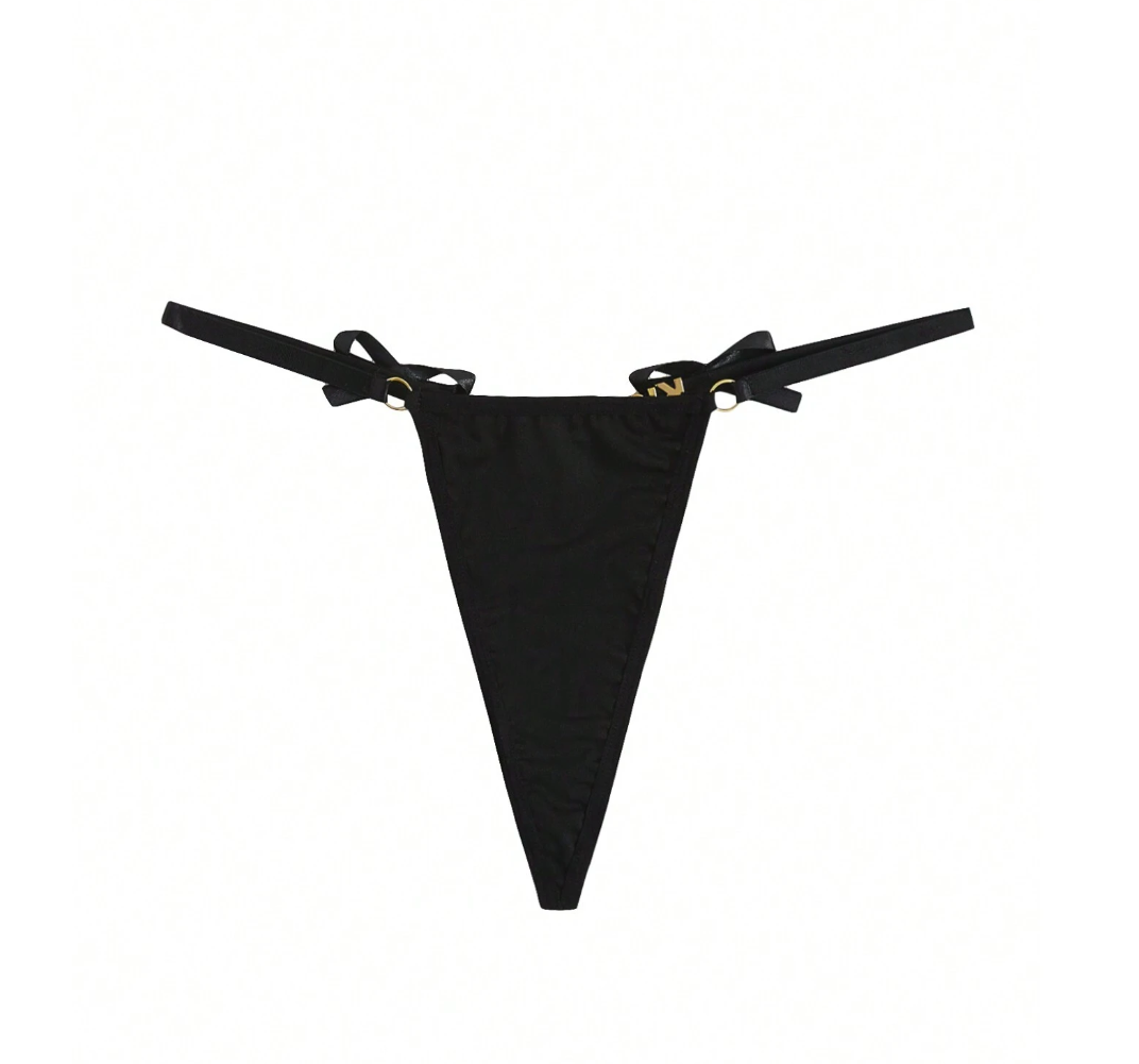Tanga Negra con Detalle Colgante KISS ME