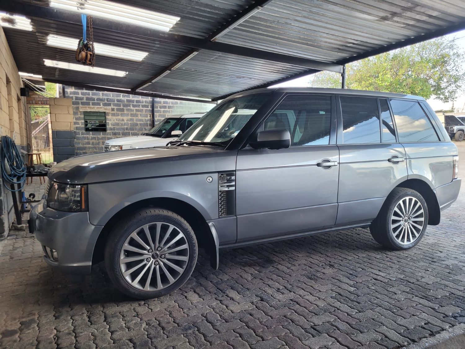 Range Rover Vogue 4.4 breaking for parts