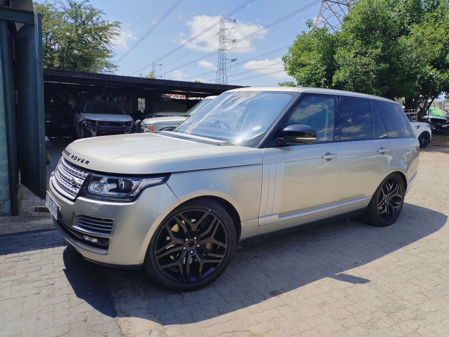 Range Rover Vogue 2016 5.0 SC breaking for parts.