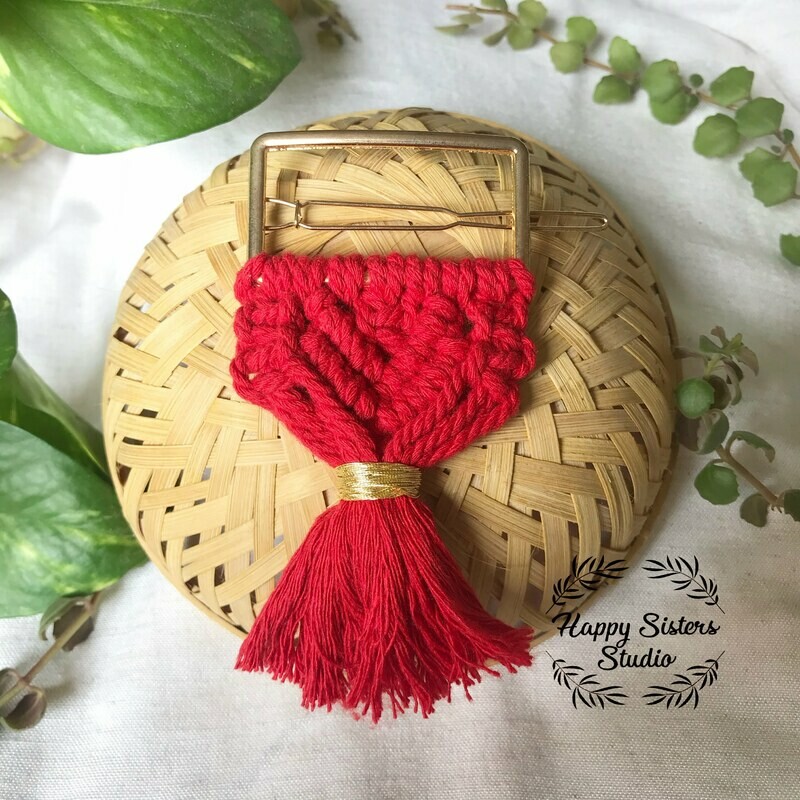 Macrame hair clip with tassel