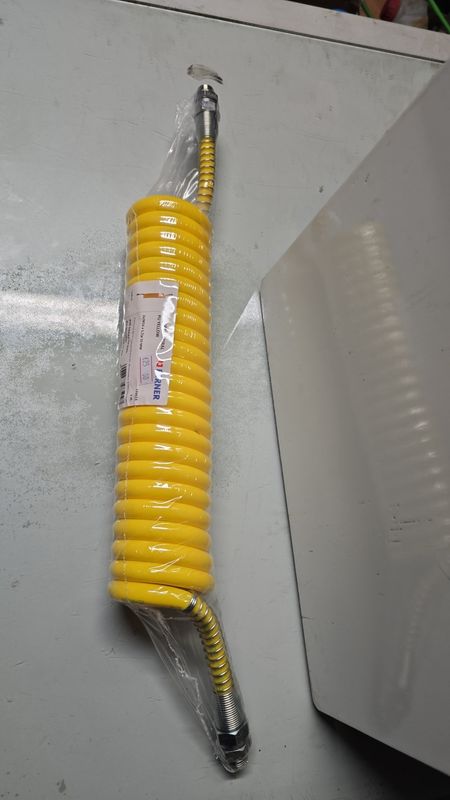 Serpentín de remolque amarillo