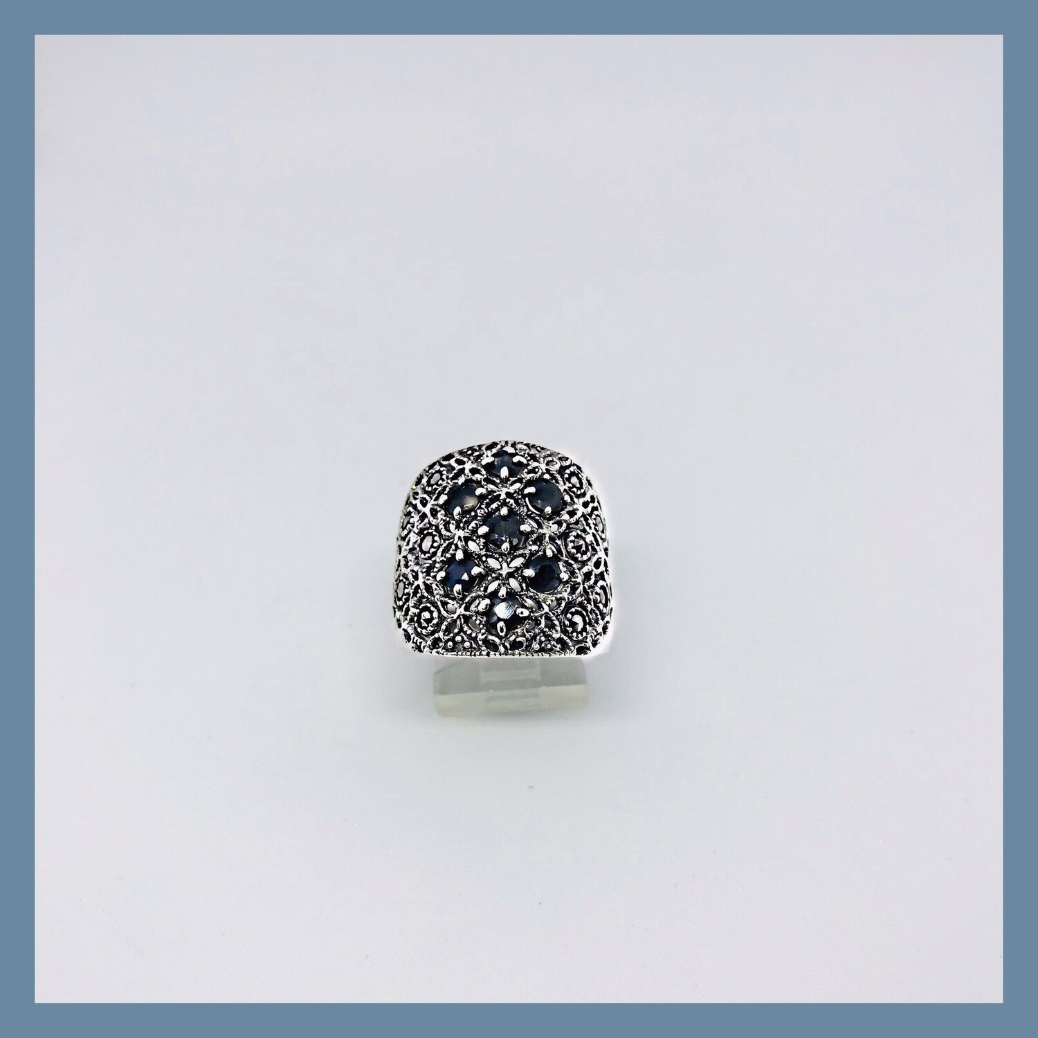 Anillo pavonado y zafiro