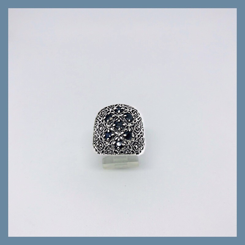 Anillo pavonado y zafiro
