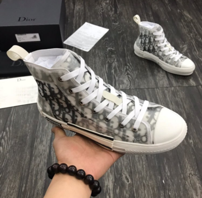 CHRISTIAN DIOR
