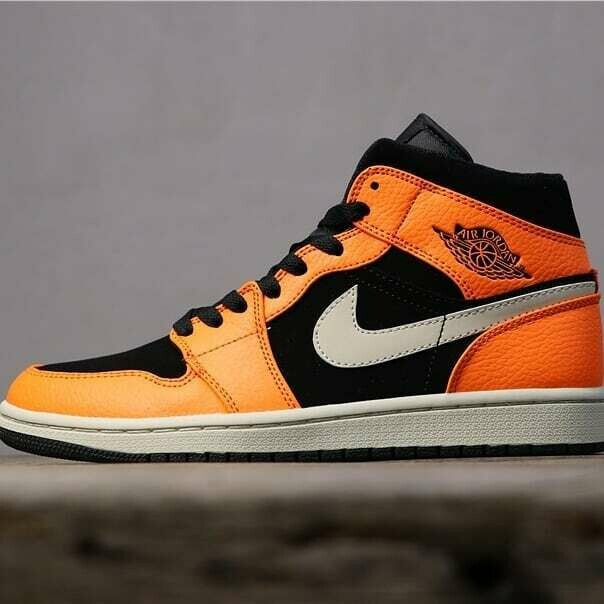 Air Jordan 1
MID Orange Black*