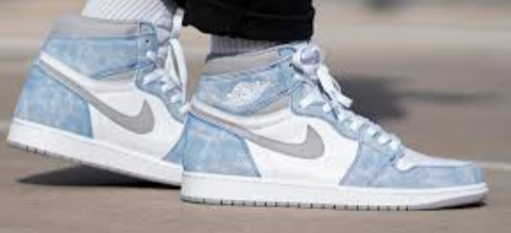  Jordan 1 Retro High OG Hyper Royal... 