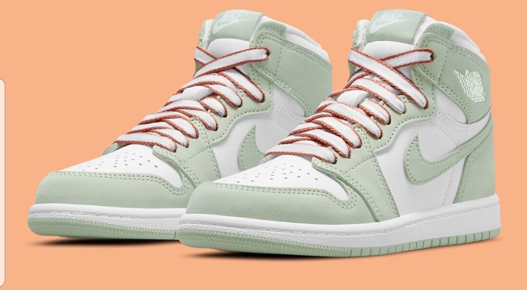  Air Jordan 1 Retro High OG Seafoam (W)... 