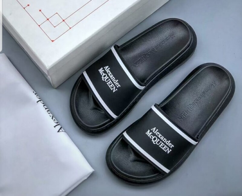 Alexander Mcqueen logo pool slide nere