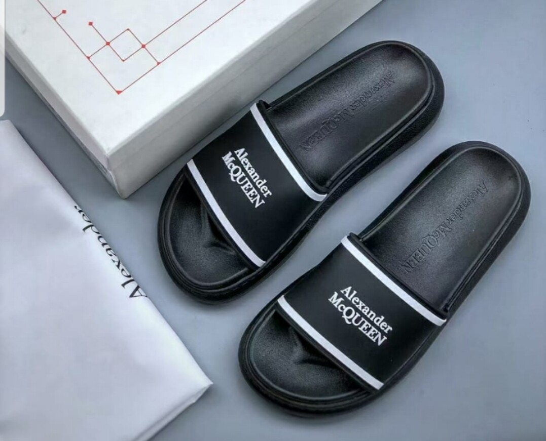 Alexander Mcqueen logo pool slide nere
