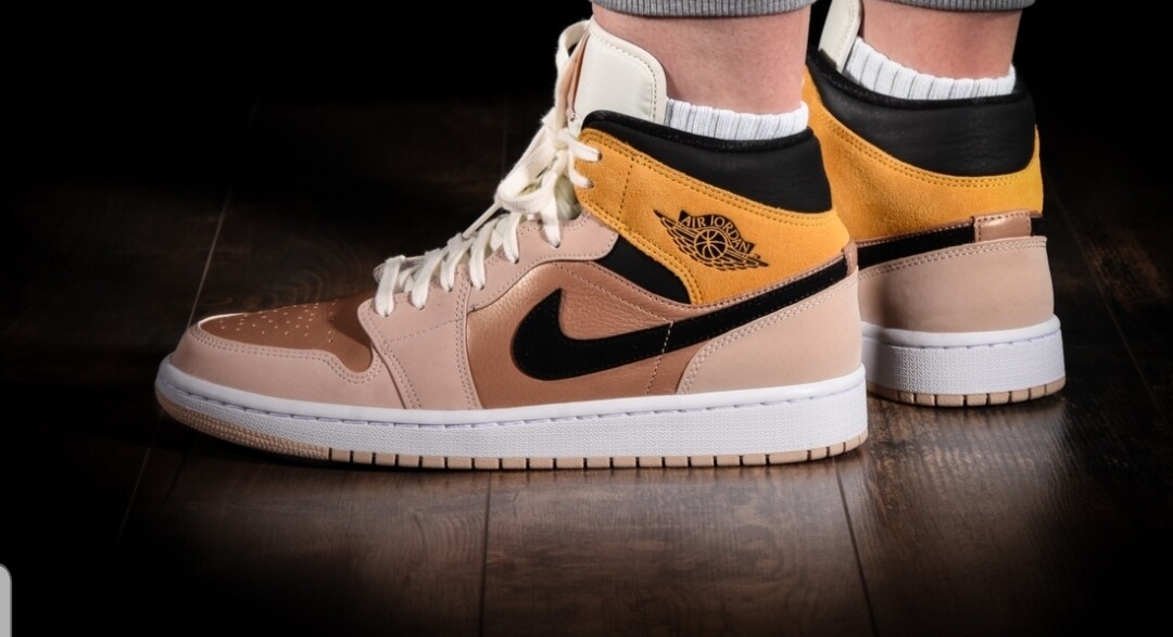 Air Jordan 1 Mid SE WMNS Particle Beige 