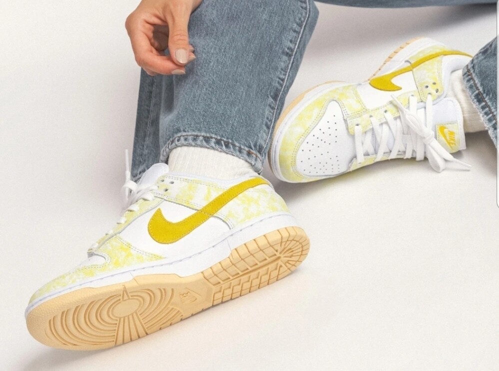 Nike Dunk Low yellow strike 