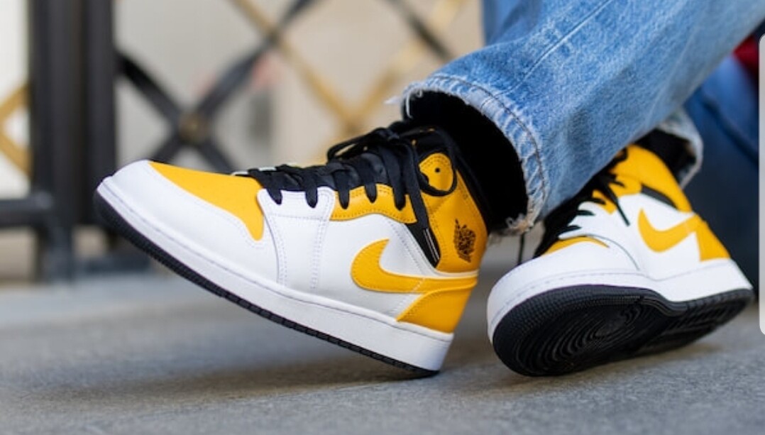 Air Jordan 1 Mid university gold