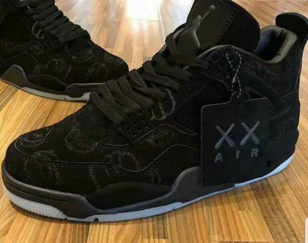 Air Jordan 4 Retro kaws black 