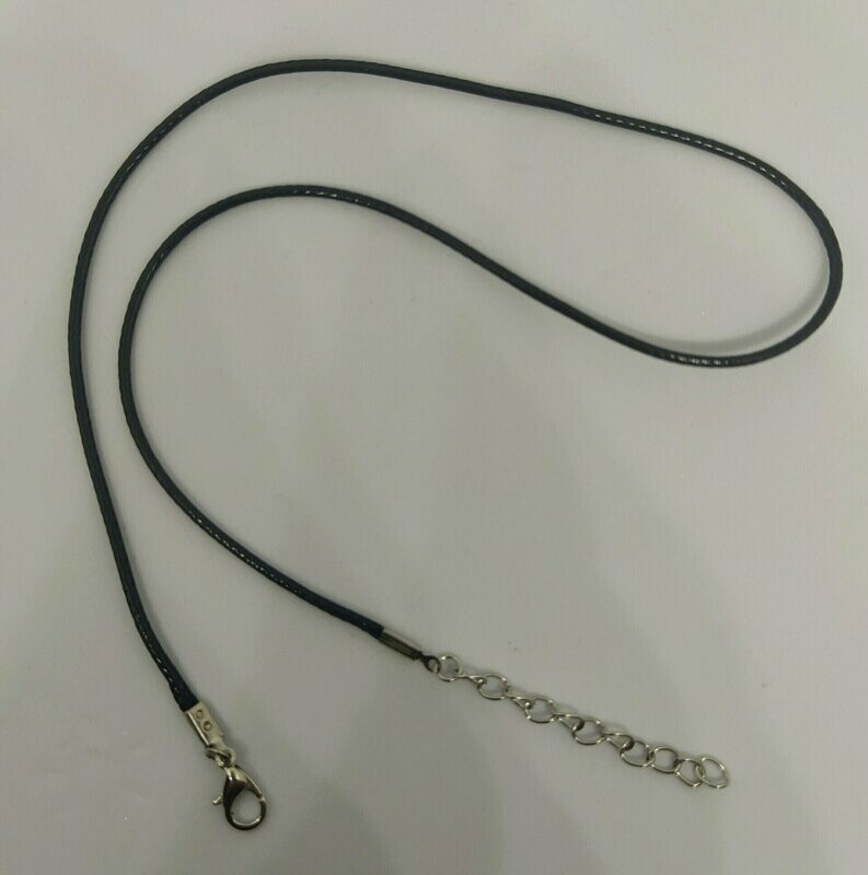 Cordón negro con cierre de metal
