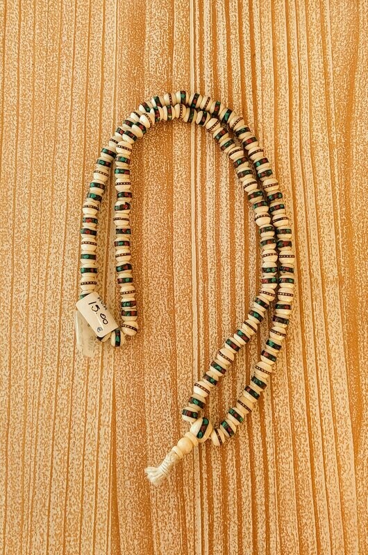 Japa Mala de hueso con turquesa y jaspe incrustados