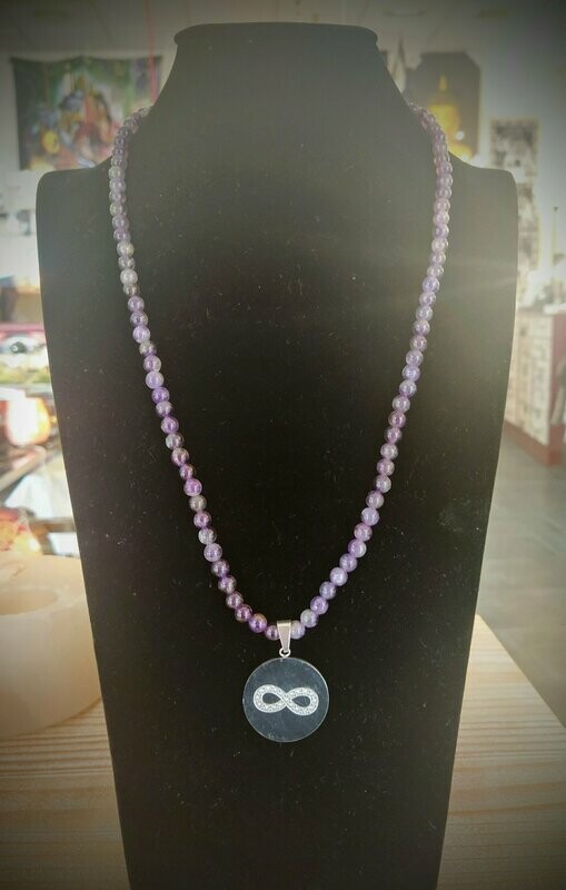 Collar de amatista con símbolo infinito