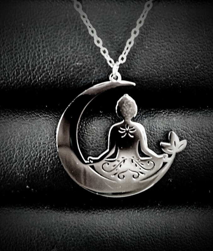 Yogui meditando en luna. Acero color plata.