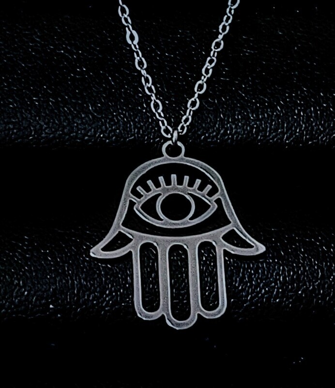 Mano de Fátima y cadena en acero color plata.
