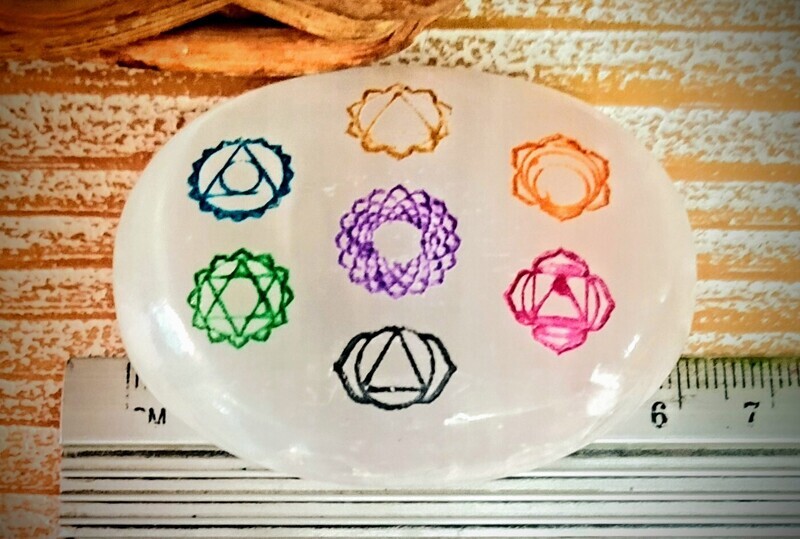 Jabón de selenita con chakras grabados en color