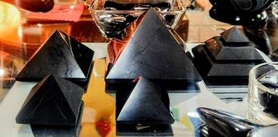 Pirámide de shungit 5x5cm