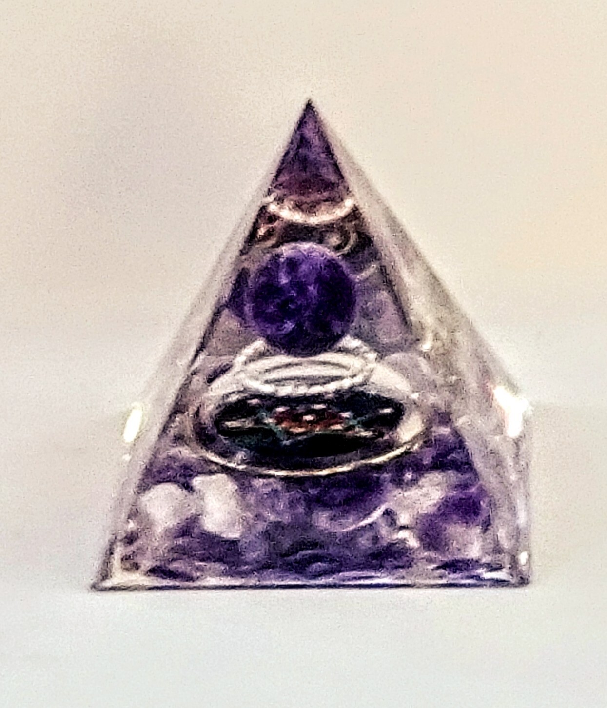 Orgonita pirámide 6x6 amatista
