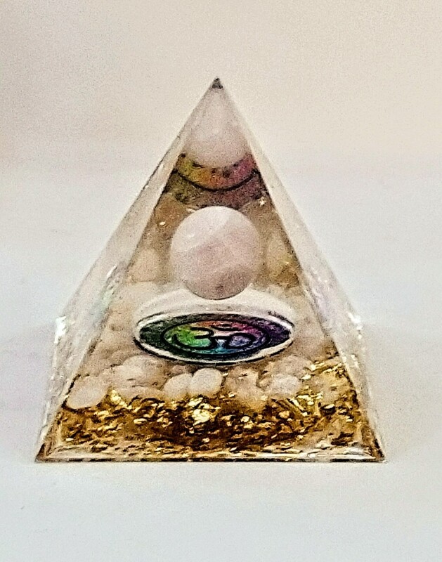 Orgonita pirámide 6x6 cuarzo rosa