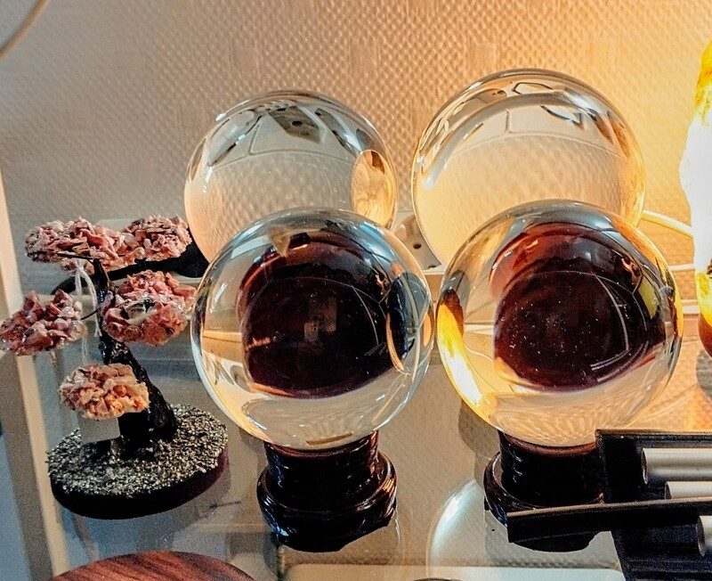 Bola de cristal con diámetro de 8cm. Base incluida.