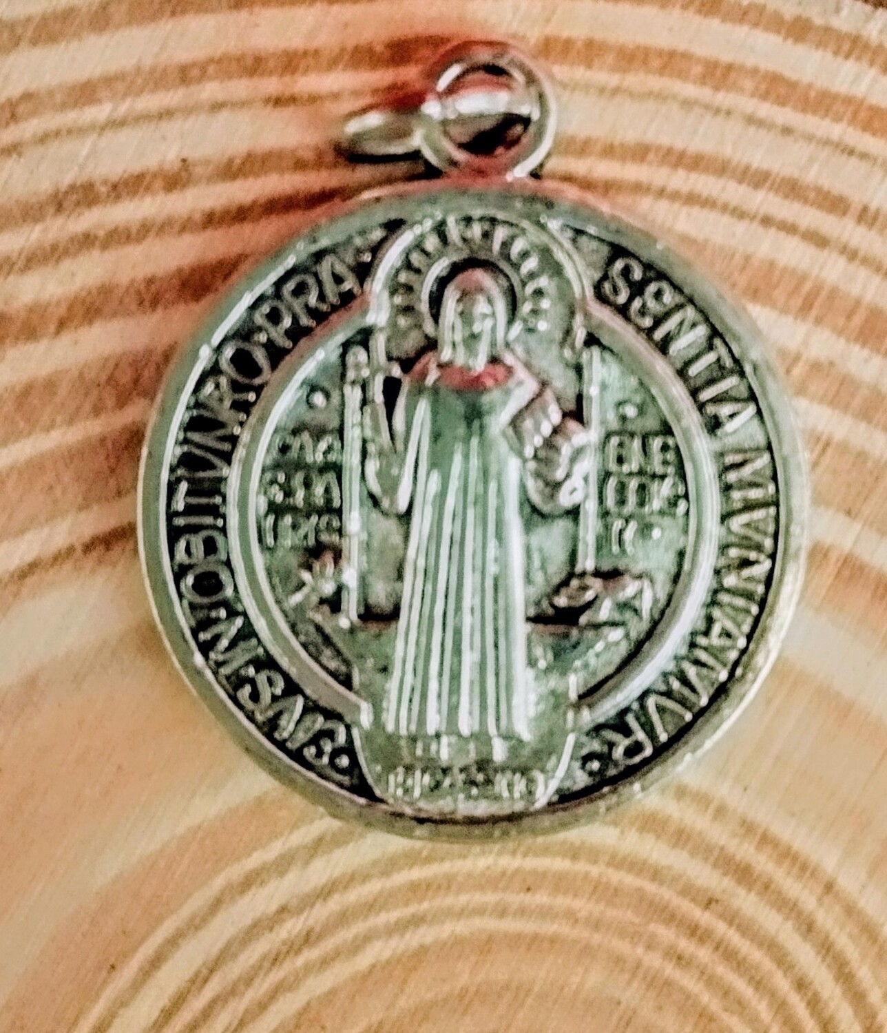 Amuleto colgante Cruz de San Benito