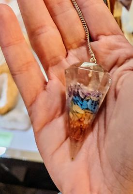 Péndulo de orgonita con piedras chakras