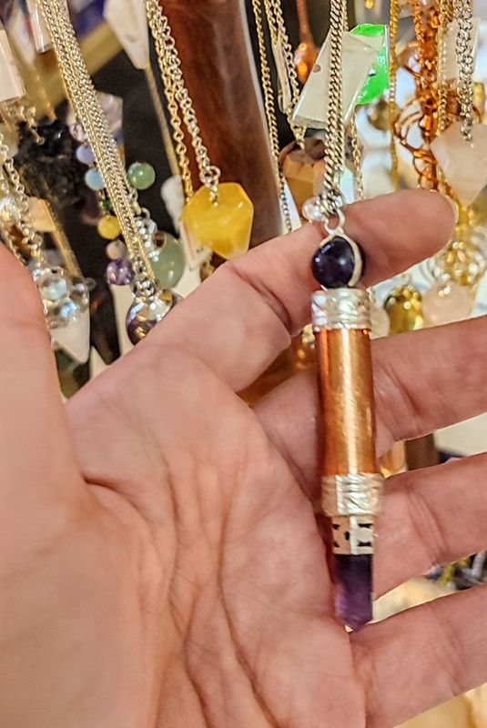 Péndulo varita de cobre con punta de amatista facetada y bola superior en cuarzo roca