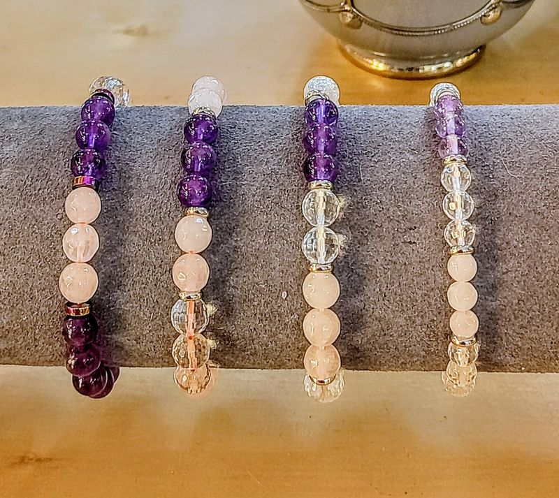 Pulsera de cuarzo roca, cuarzo rosa y amatista con detalles de hematite