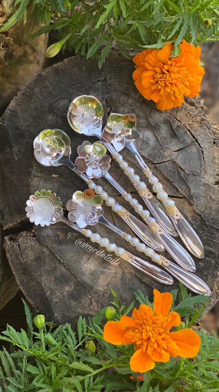 FLORALES PLATEADAS CON PERLAS