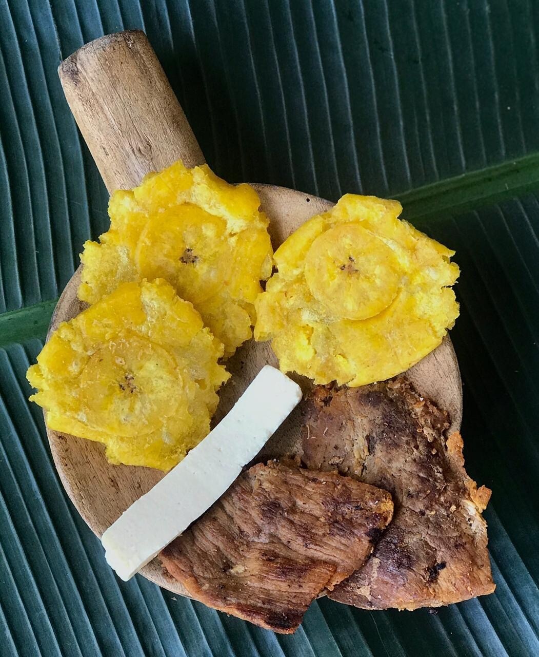 Patacones Con Carne Asada