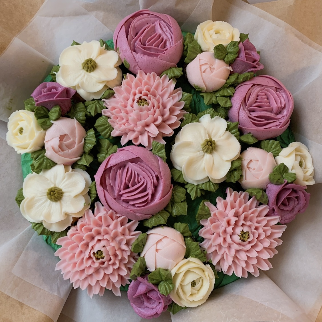 Украшение торта хризантемами. Украшение торта кремовыми цветами. Хризантемы из крема. Цветы из крема для торта насадками. Как сделать хризантему из крема.