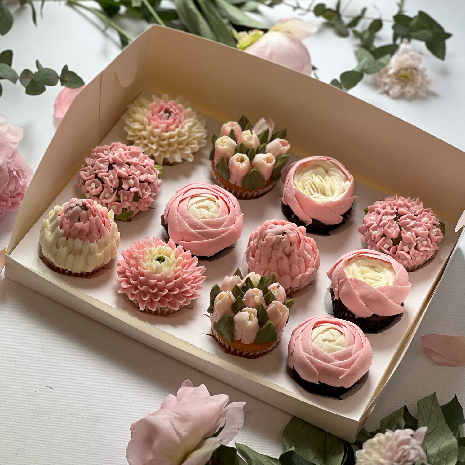 Бенто торт и трайфлы. Коробка с капкейками и цветами. Декор капкейков для мужчин. Нежные наборы капкейков. Набор капкейков с живыми цветами.