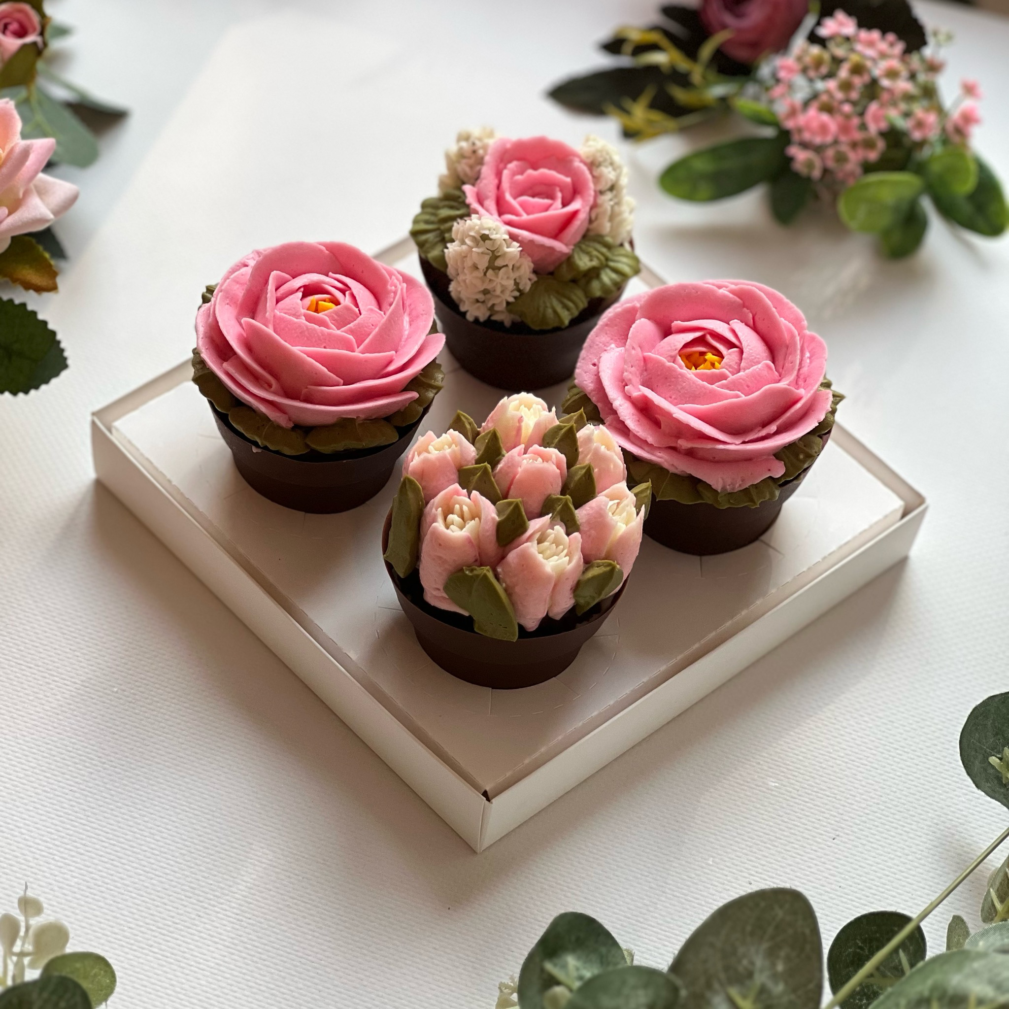 шоколадные горшочки. шоколадные горшочки с цветами. шоколадный цветочный горшок. шоколадный горшок с цветами. пирожное в горшочке.