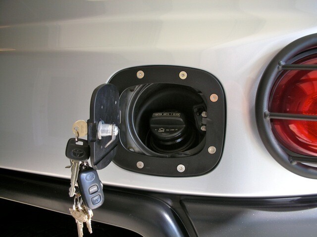 FJクルーザー  AMI FUEL DOOR Toyota FJ Cruiser AMI Billet Aluminum Fuel Gas Door Install