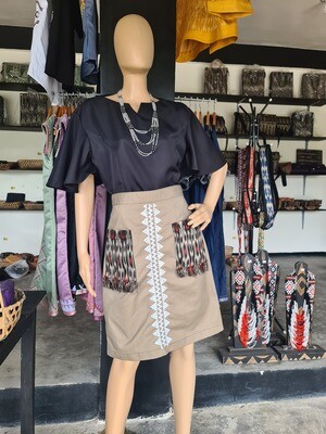 Skirt. T&#39;BOLI HAND- BEADED SKIRT W/ TNALAK POCKETS